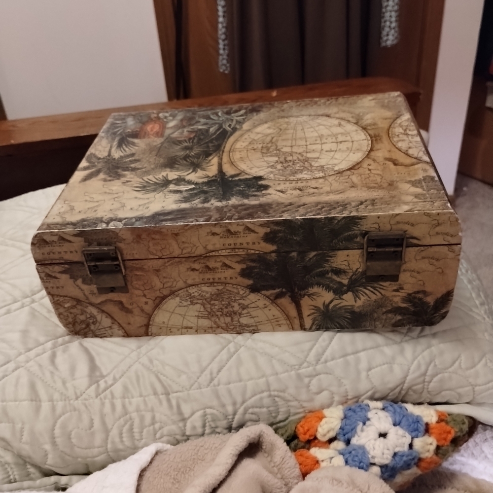 World Map Design Storage Box - Picture 4 of 6